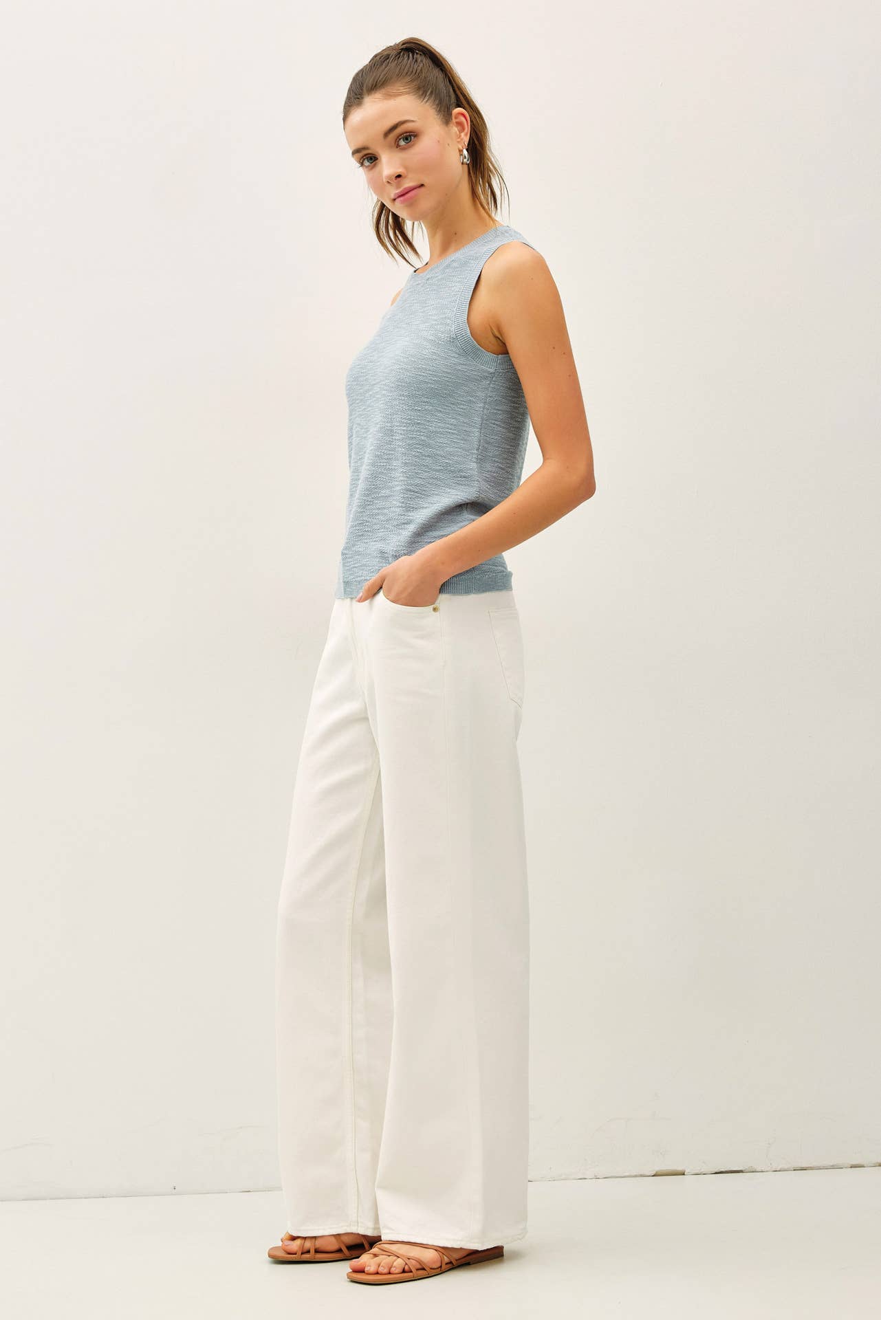 Round Neck Sleeveless Knit Top