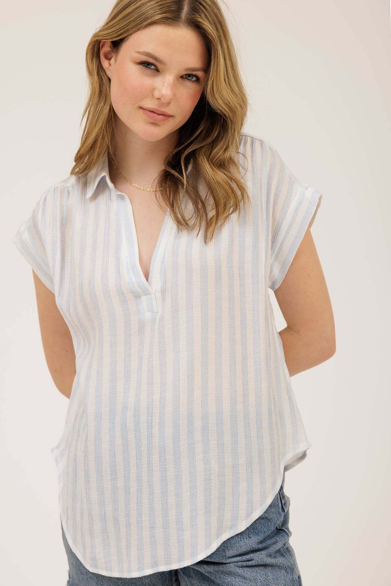 Lightweight Collared Shirt with Cuff Sleeve