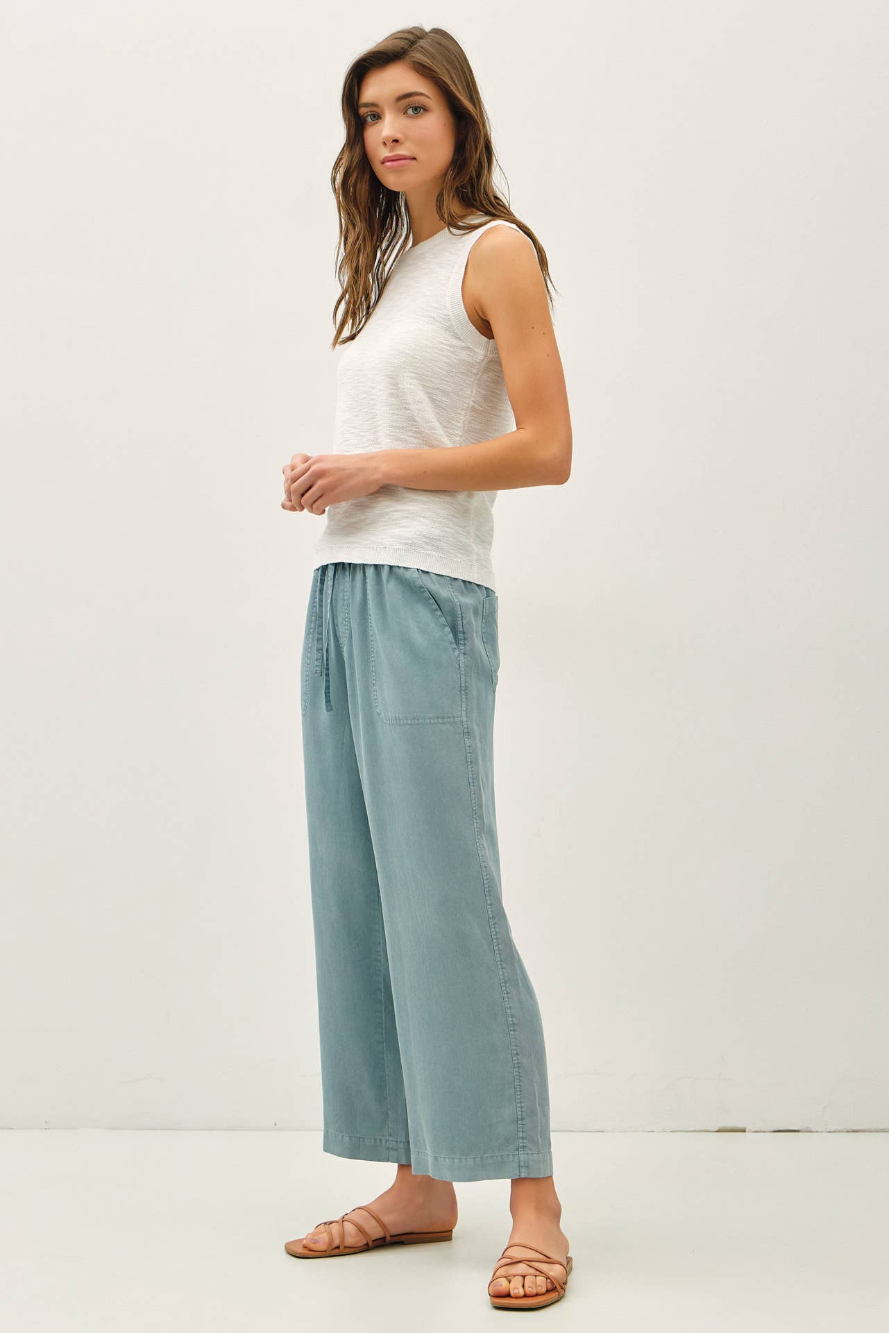 Round Neck Sleeveless Knit Top